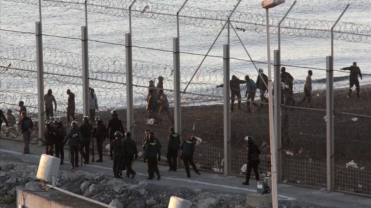 Imagen de la valla de Ceuta, tras el salto de inmigrantes de febrero del 2014.
