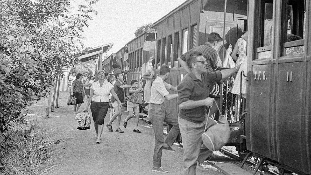 Viajeros cogiendo el tren en Sant Feliu de Guíxols en 1950. 