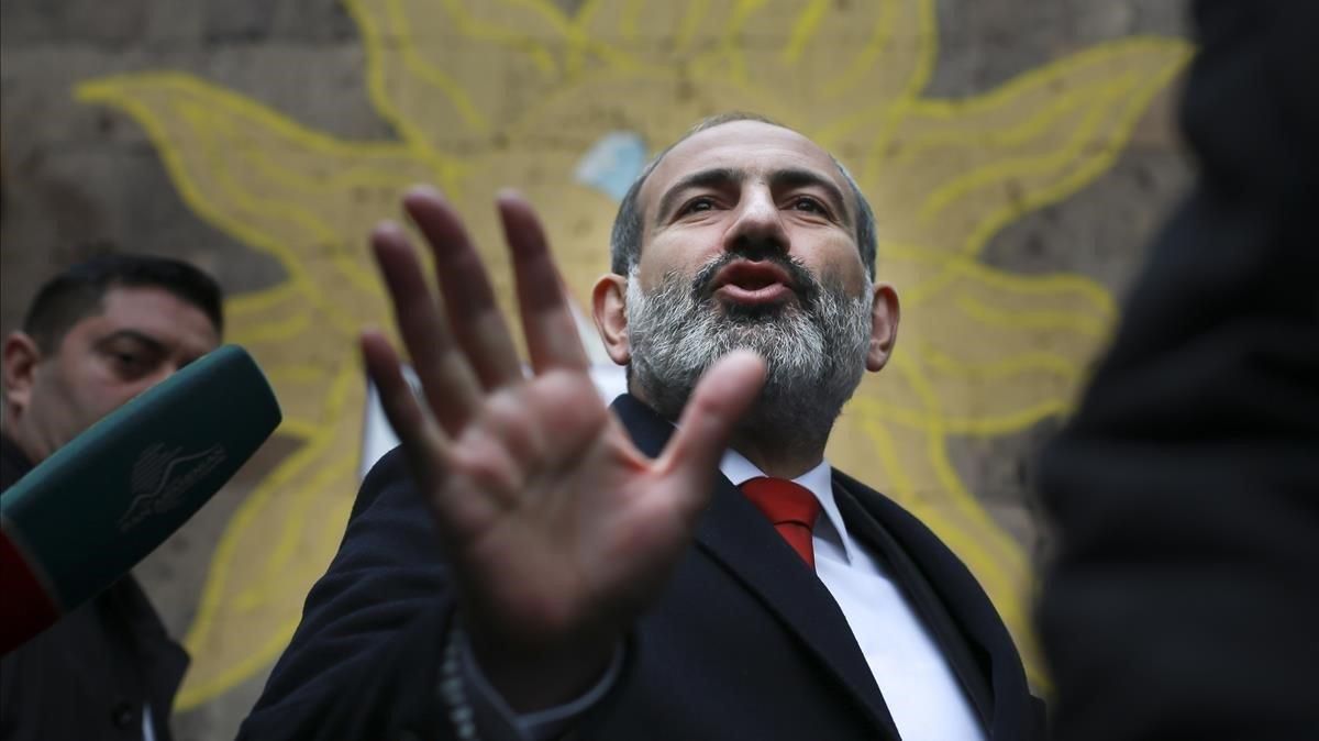 El primer ministro armenio, Nikol Pashinian, tras votar en Ereván. El primer ministro armenio, Nikol Pashinian, tras votar en Ereván.