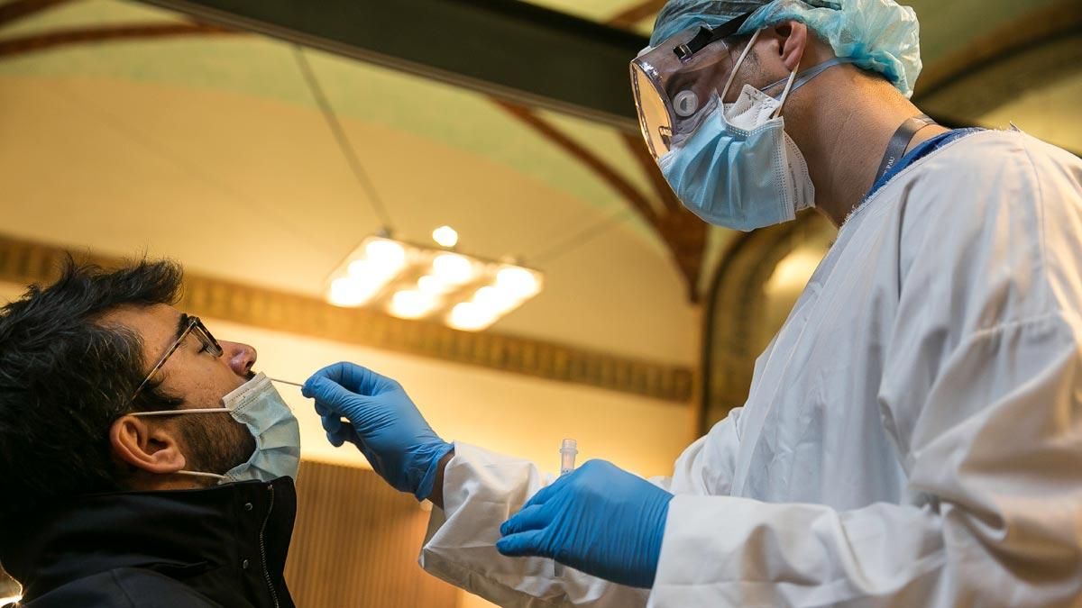 Un hombre se somete a un test de coronavirus durante la realización de cribajes masivos en Barcelona. Un hombre se somete a un test de coronavirus durante la realización de cribajes masivos en Barcelona.
