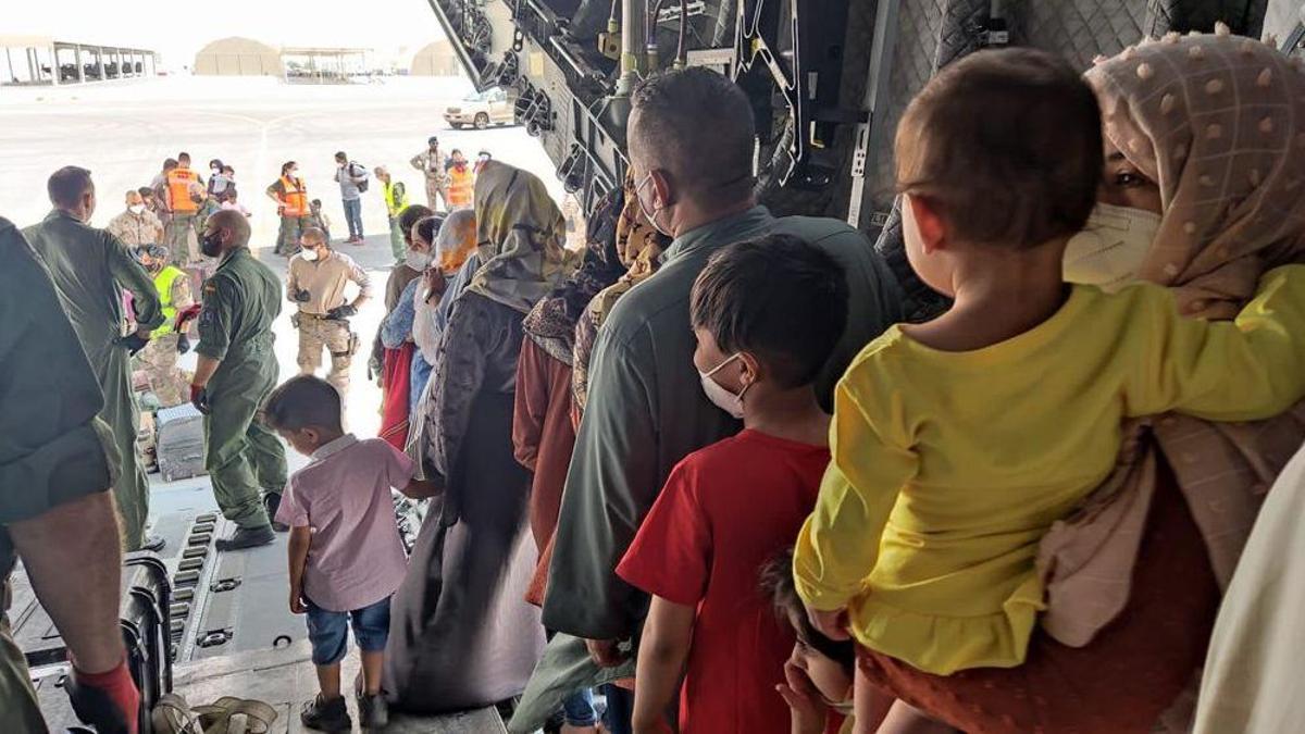 Embarque del segundo vuelo español sale de Kabul a Dubái con unos 110 afganos. Embarque del segundo vuelo español sale de Kabul a Dubái con unos 110 afganos.