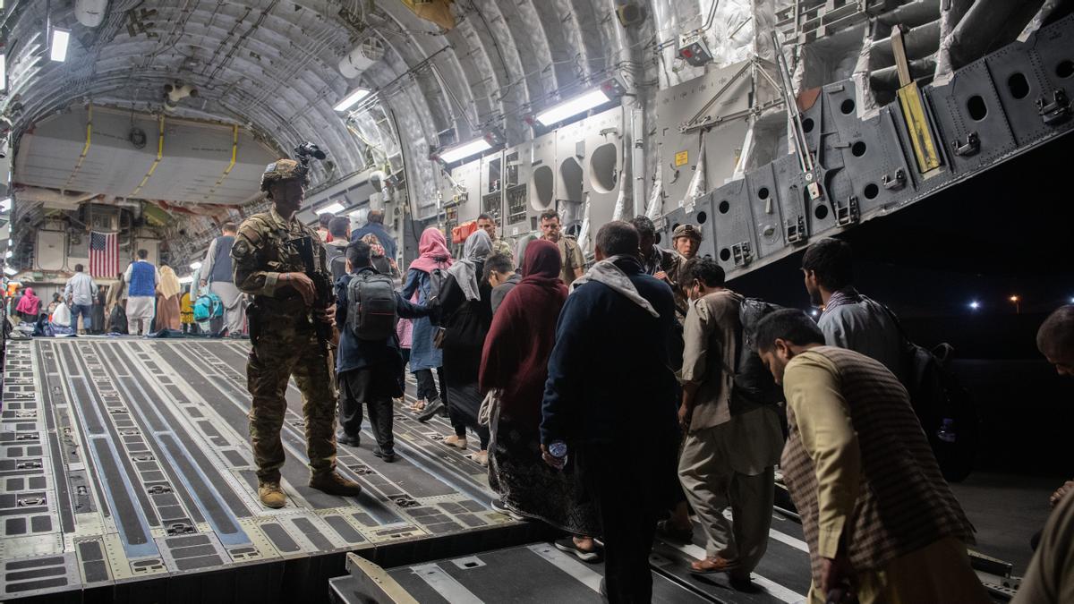 Continúa la evacuación de civiles afganos en el aeropuerto de Kabul bajo la supervisión norteamericana