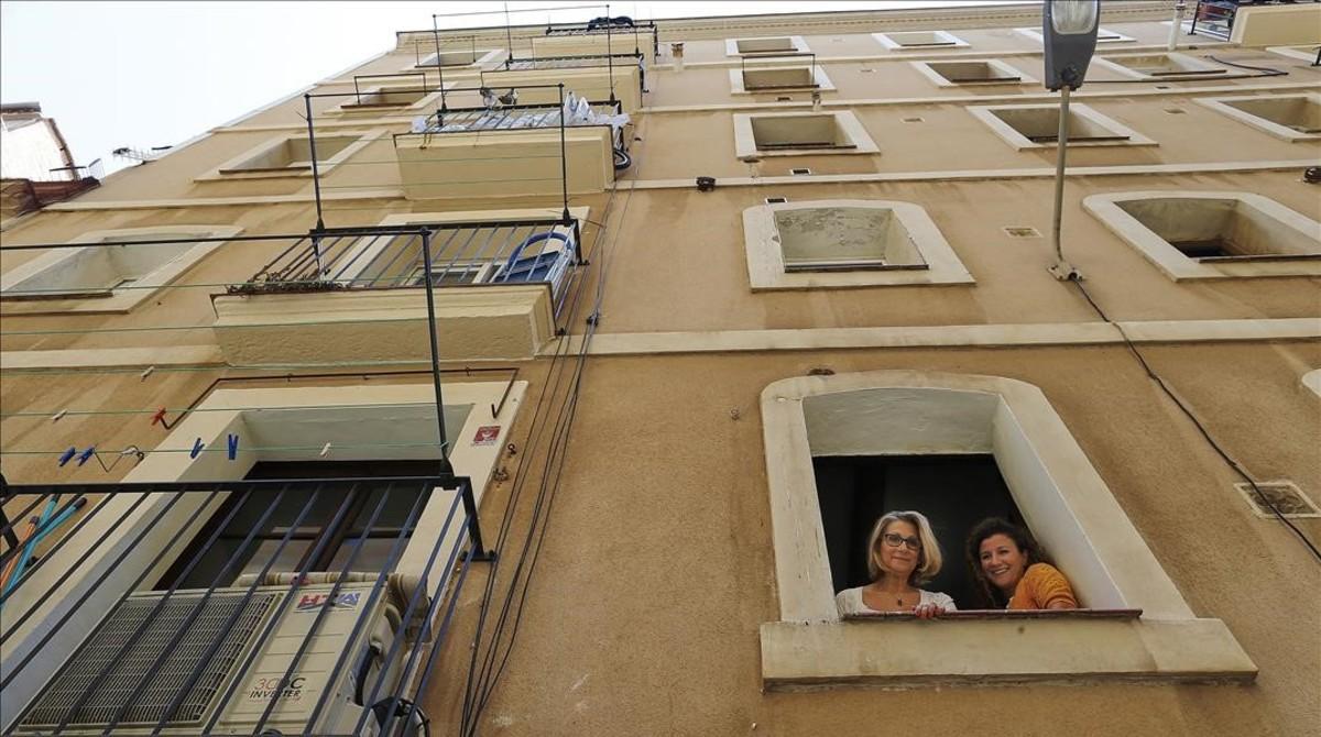 Una de las vecinas de la Barceloneta que denunció el realquiler del piso que había alquilado a un inquilino en la calle del Mar.
