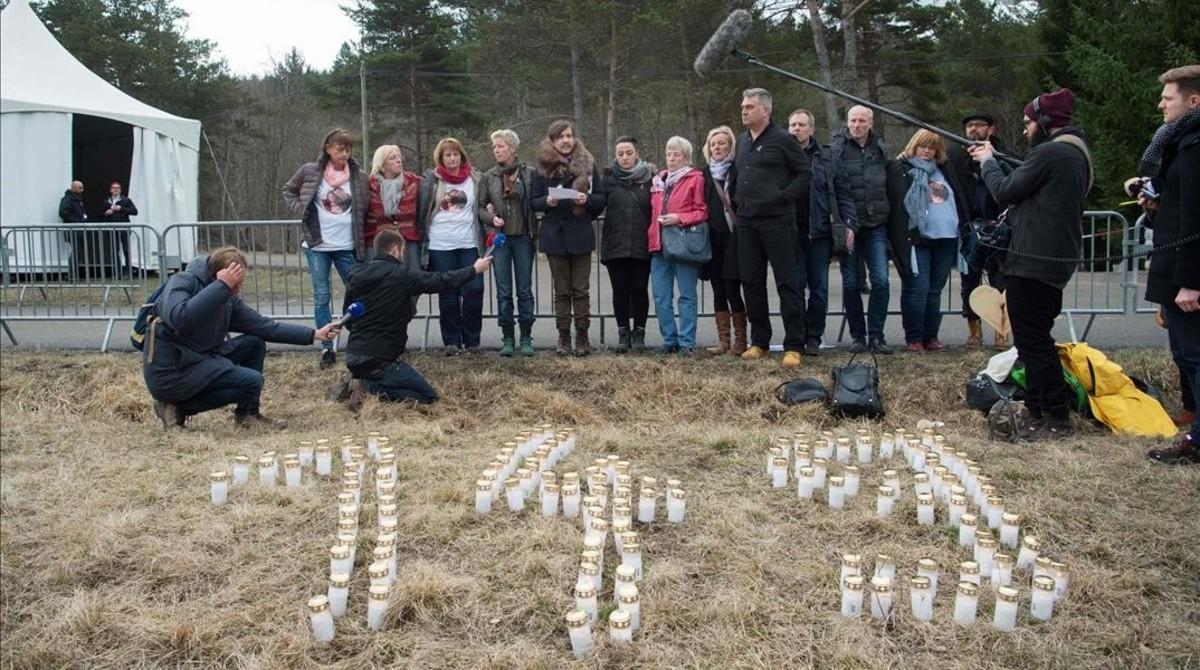 Parientes y amigos de las víctimas hablan con periodistas después de colocar velas este viernes en la ceremonia de conmemoración en el monumento de Le Vernet a las víctimas de la tragedia de Germanwings.