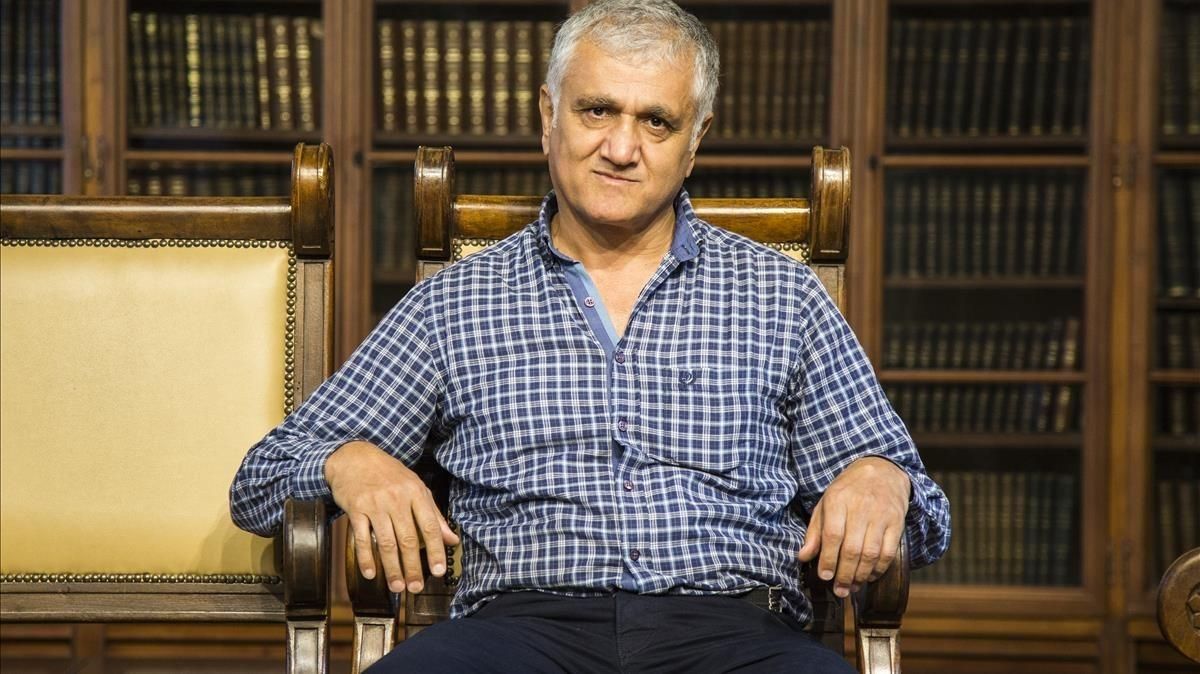 Hamza Yalçin, en una sala del Ateneu Barcelonès, el 19 de octubre. Hamza Yalçin, en una sala del Ateneu Barcelonès, el 19 de octubre.