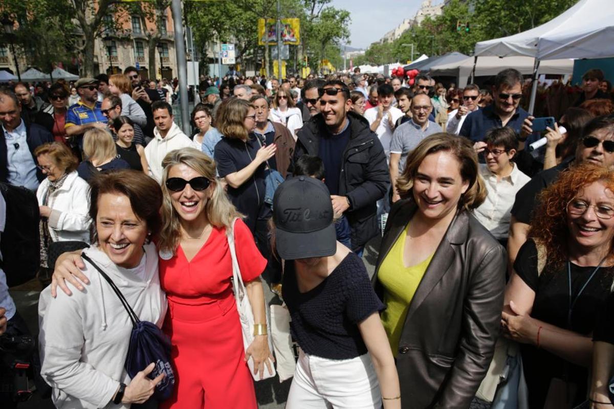 Yolanda Díaz y Ada Colau saludan a la gente que disfruta de Sant Jordi en Barcelona.