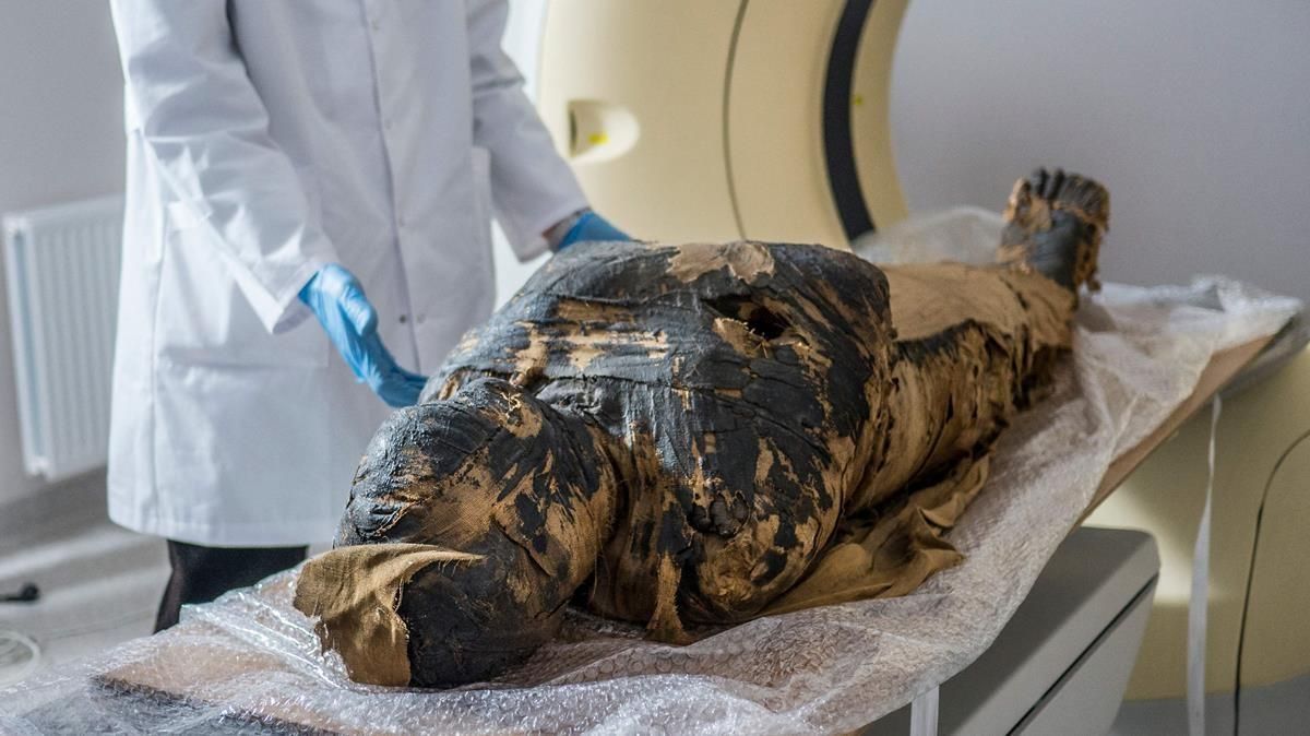 La momia embarazada, lista para ser sometida a un examen de rayos X en un centro médico en Otwock, localidad cercana a la capital polaca Varsovia, el 15 de diciembre de 2015. La momia embarazada, lista para ser sometida a un examen de rayos X en un centro médico en Otwock, localidad cercana a la capital polaca Varsovia, el 15 de diciembre de 2015.