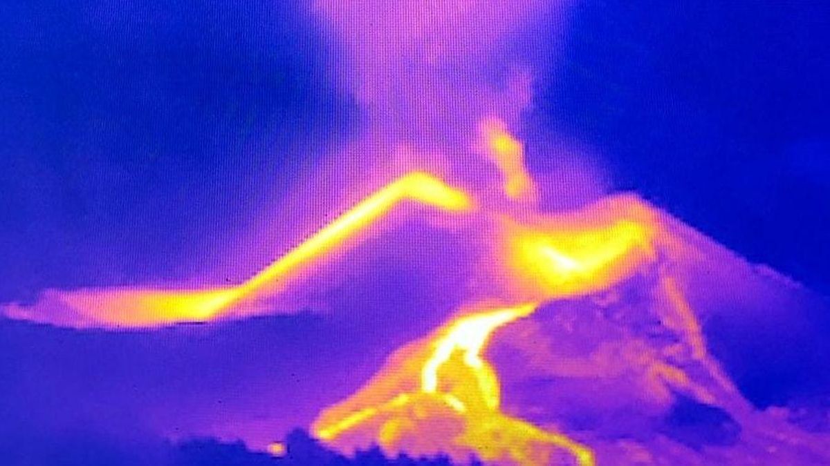 Imagen termográfica que muestra la anomalía generada por la nueva boca eruptiva, aún por confirmar si es una colada o caída de piroclastos Imagen termográfica que muestra la anomalía generada por la nueva boca eruptiva, aún por confirmar si es una colada o caída de piroclastos