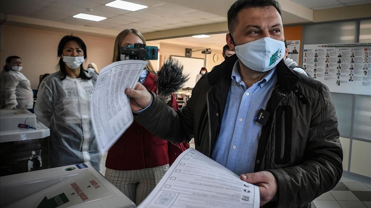 Sergei Boiko, líder del partido Coalición 2020. que apoya Alexei Navalny, vota hoy en un colegio electoral de la ciudad siberiana de Novosibirsk. Sergei Boiko, líder del partido Coalición 2020. que apoya Alexei Navalny, vota hoy en un colegio electoral de la ciudad siberiana de Novosibirsk.