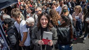 Lucía Litjmaer, tras firmar en el estand de On the road, en paseo de Gràcia, este Sant Jordi.  