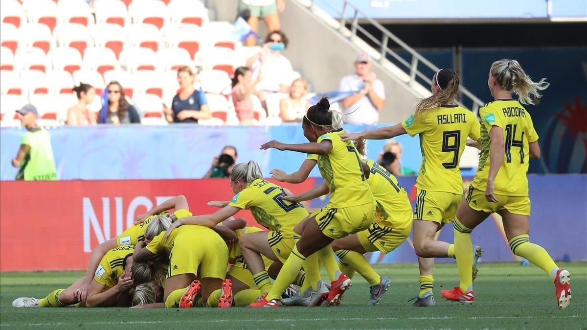 Las jugadoras suecas celebran el triunfo sobre Inglaterra. Las jugadoras suecas celebran el triunfo sobre Inglaterra.