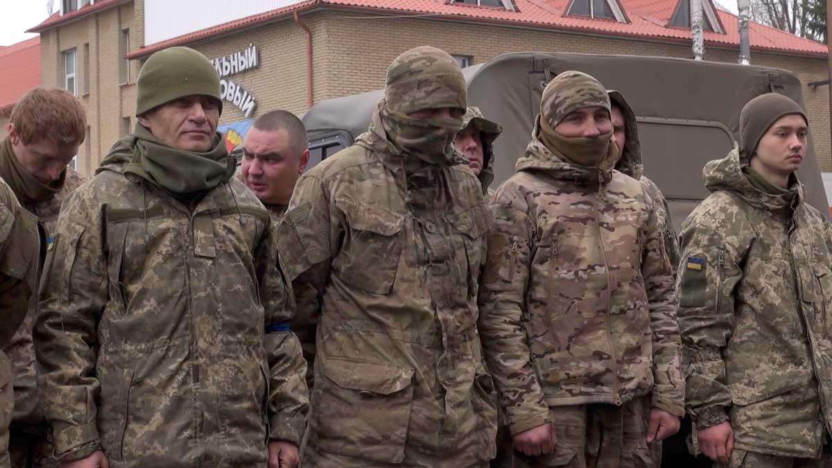 Soldados de Ucrania forman una fila tras entregarse como prisioneros, en la República Popular de Lugansk, al este de Ucrania, según fuentes rusas.