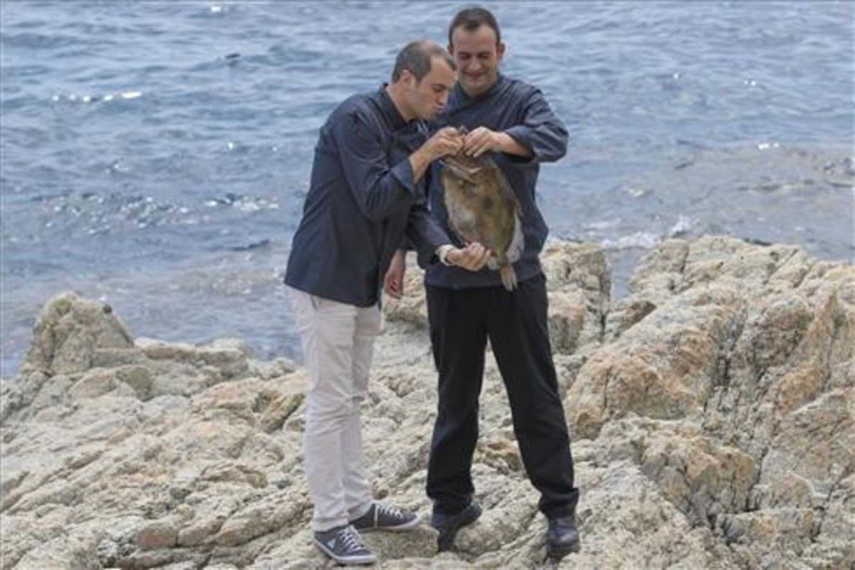 Romain Fornell, que besuquea a un pescado, y José Pulido, en las rocas de S’Agaró. Foto: Glòria Sánchez / Iconna Romain Fornell, que besuquea a un pescado, y José Pulido, en las rocas de S’Agaró. Foto: Glòria Sánchez / Iconna