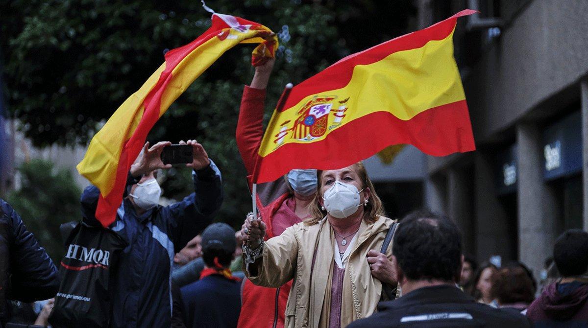 Concentración de protesta contra el Gobierno y el estado de alarma, en el barrio de Salamanca de Madrid, el 14 de mayo.