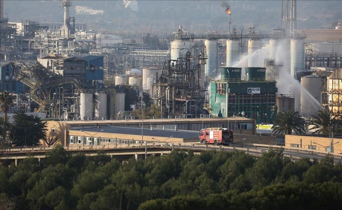 Los bomberos trabajan en la extinción del incendio tras la explosión en la petroquímica de Tarragona. Los bomberos trabajan en la extinción del incendio tras la explosión en la petroquímica de Tarragona.