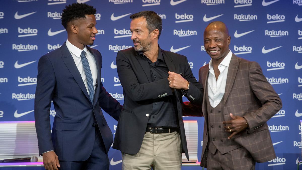 Ansu, Jorge Mendes, su agente, y Bori, su padre, tras firmar en octubre del 2021 la renovación por el Barça hasta 2027.