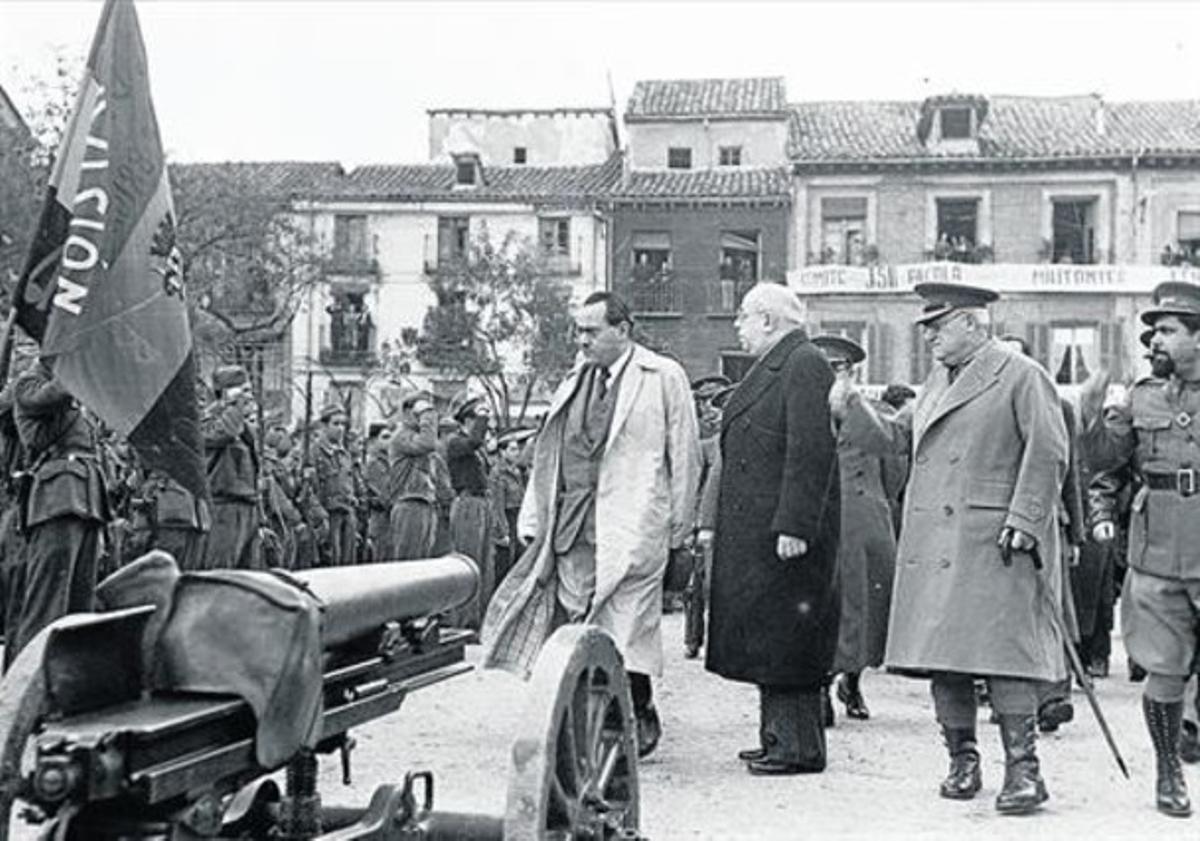Negrín, Azaña, Miaja y el Campesino pasan revista a las tropas en Alcalá de Henares.