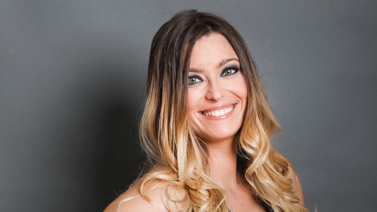 Raquel Sastre, cómica y autora de ’Risas al punto de sal’, un relato descarnado y humorístico sobre su vida como madre de una niña con una enfermedad genética que causa discapacidad intelectual y ausencia de lenguaje. Raquel Sastre, cómica y autora de ’Risas al punto de sal’, un relato descarnado y humorístico sobre su vida como madre de una niña con una enfermedad genética que causa discapacidad intelectual y ausencia de lenguaje.