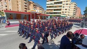Los Reyes presiden en Huesca un desfile de las Fuerzas Armadas con miles de espectadores