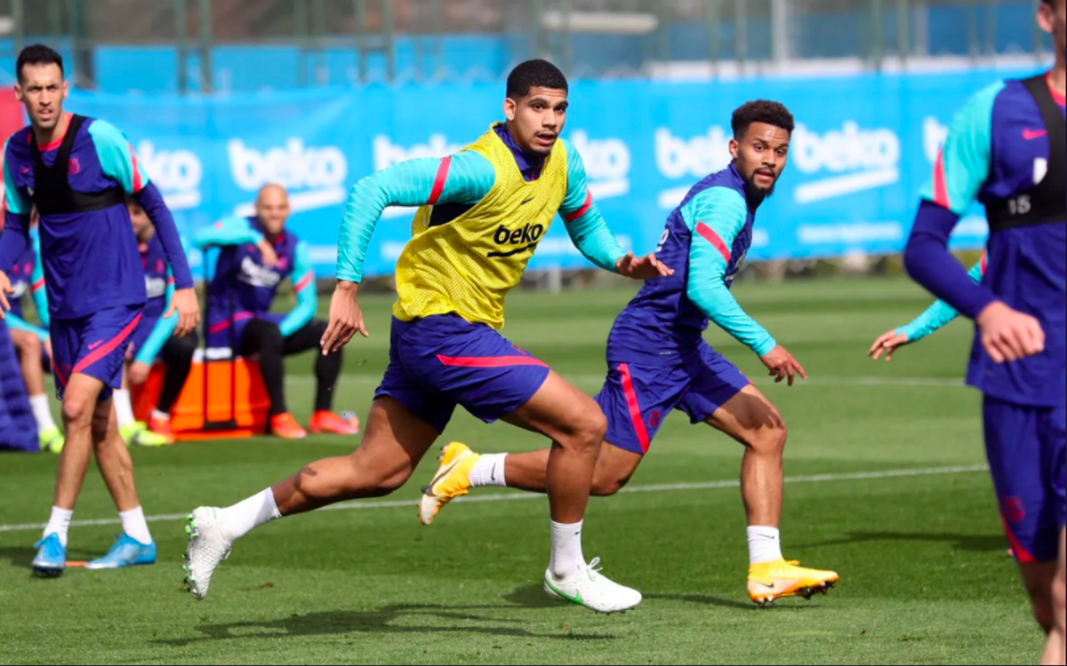 Araujo, en un entrenamiento con el Barça en la ciudad deportiva de Sant Joan Despí. Araujo, en un entrenamiento con el Barça en la ciudad deportiva de Sant Joan Despí.
