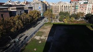 La demolición del histórico parque de bomberos del Eixample en el 2010 dejó este solar que sigue vacío una década después. 