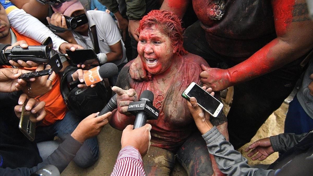 La alcaldesa de Vinto, Patricia Arce, se dirige a los medios tras ser arrastrada por la calle y rociada con pintura roja. La alcaldesa de Vinto, Patricia Arce, se dirige a los medios tras ser arrastrada por la calle y rociada con pintura roja.