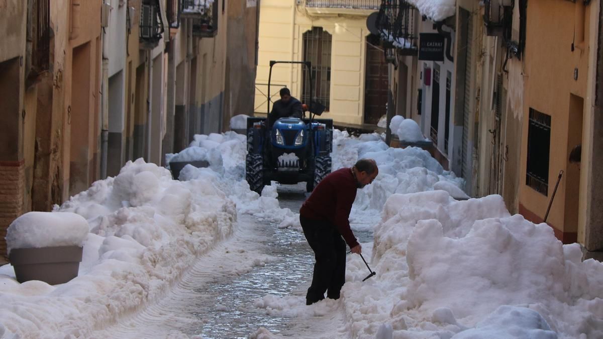 Tractores y palas para retirar nieve de las calles de Falset, este lunes Tractores y palas para retirar nieve de las calles de Falset, este lunes