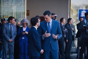 El presidente del Gobierno, Pedro Sánchez, y el ’president’ de la Generalitat, Pere Aragonès, se saludan a las puertas del hotel W de Barcelona, donde el pasado 6 de mayo de 2022 se clausuró la reunión anual del Cercle d’Economia.