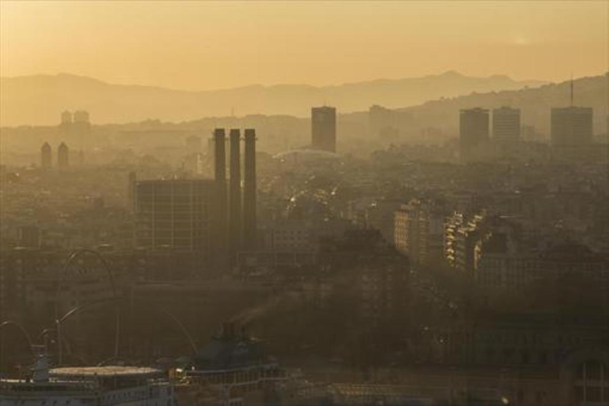 Imagen de un día de alta la contaminación ambiental en Barcelona tomada desde la torre de Sant Sebastià.
