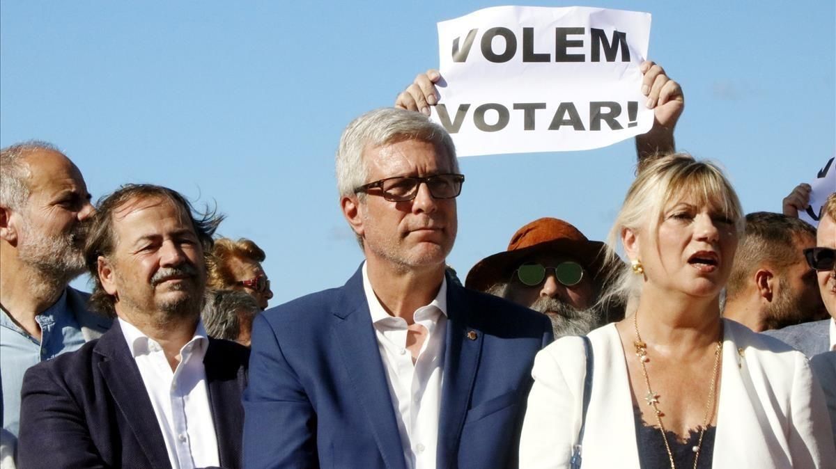 El alcalde de Tarragona, Josep Felix Ballesteros, con los regidores Pau Perez y Elvira Ferrando ante una pancarta de Volem votar. El alcalde de Tarragona, Josep Felix Ballesteros, con los regidores Pau Perez y Elvira Ferrando ante una pancarta de Volem votar.