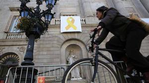 El Ayuntamiento de Barcelona vuelve a colocar el lazo amarillo retirado de la fachada.