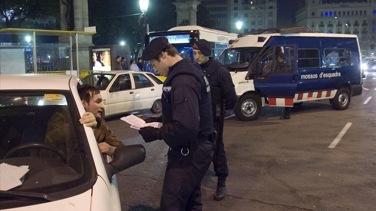Agentes de los Mossos realizando un control en la plaza España, de Barcelona. Agentes de los Mossos realizando un control en la plaza España, de Barcelona.