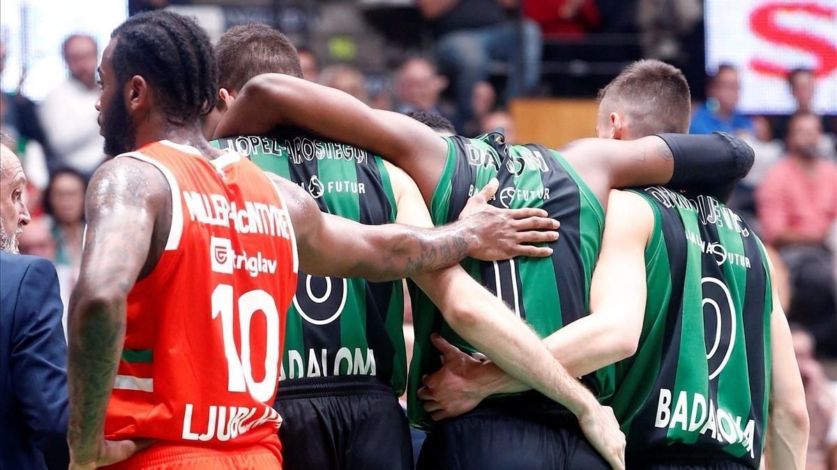 El alero israeli del Joventut de Badalona Shawn Dawson (centro) se retira lesionado ayudado por sus companeros Nenad Dimitrijevic (derecha) y Xavi Lopez-Aristegui (segundo por la izquierda), durante el partido de baloncesto correspondiente a la quinta jornada de la Eurocopa entre el Joventut y Olimpia Liubliana, en octubre del año pasado. El alero israeli del Joventut de Badalona Shawn Dawson (centro) se retira lesionado ayudado por sus companeros Nenad Dimitrijevic (derecha) y Xavi Lopez-Aristegui (segundo por la izquierda), durante el partido de baloncesto correspondiente a la quinta jornada de la Eurocopa entre el Joventut y Olimpia Liubliana, en octubre del año pasado.