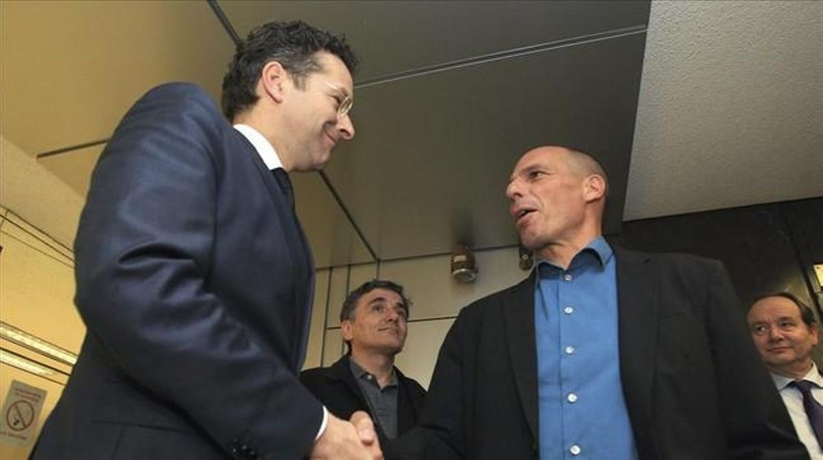 El presidente del Eurogrupo, Jeroen Dijsselbloem (izquierda), conversa con el ministro de Finanzas griego, Yanis Varufakis (derecha). El presidente del Eurogrupo, Jeroen Dijsselbloem (izquierda), conversa con el ministro de Finanzas griego, Yanis Varufakis (derecha).