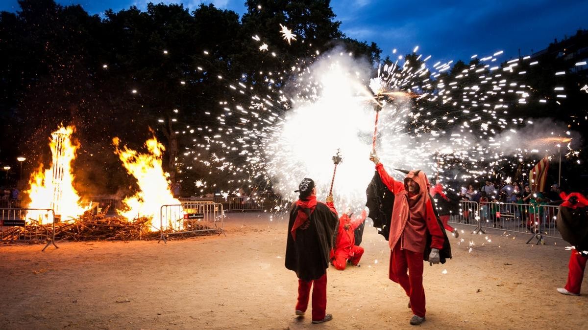 Las hogueras y los ’diables’, dos elementos imprescindibles de esta fiesta. Las hogueras y los ’diables’, dos elementos imprescindibles de esta fiesta.