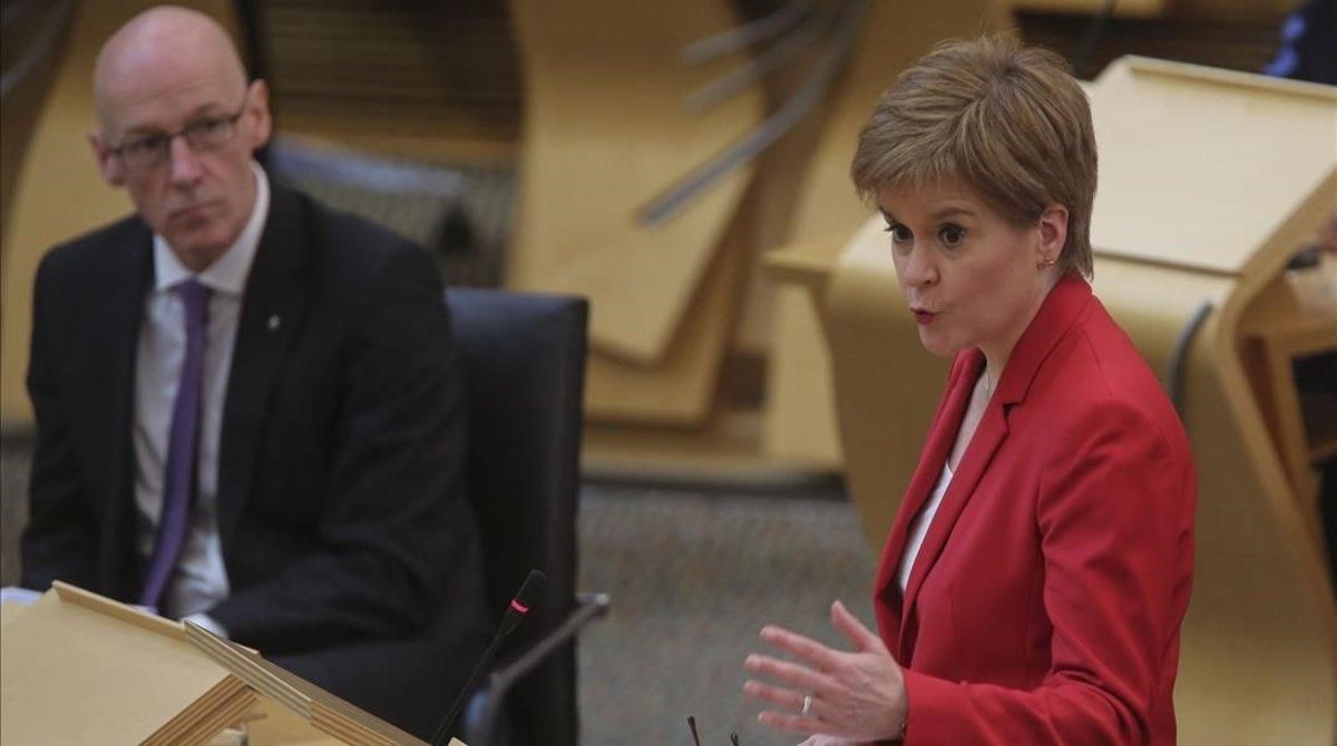 Nicola Sturgeon en una sesión del Parlamento escocés. Nicola Sturgeon en una sesión del Parlamento escocés.