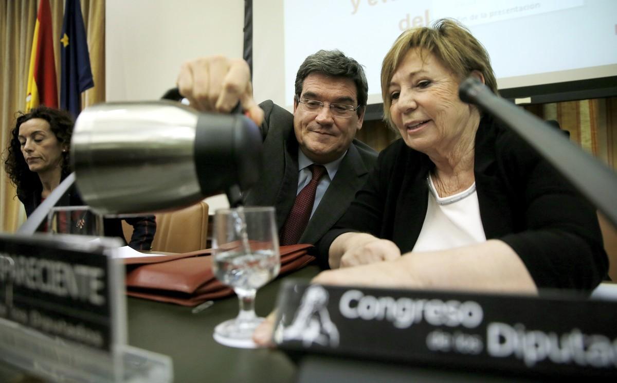 José Luis Escrivá, presidente de la AIREF, junto a la presidenta de la comisión del Pacto de Toledo, Celia Villalobos.