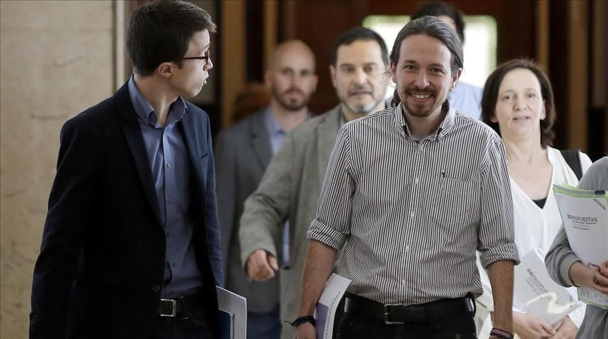 Pablo Iglesias e Íñigo Errejón encabezan el equipo de Podemos a la llegada de la reunión con PSOE y C’s. Pablo Iglesias e Íñigo Errejón encabezan el equipo de Podemos a la llegada de la reunión con PSOE y C’s.