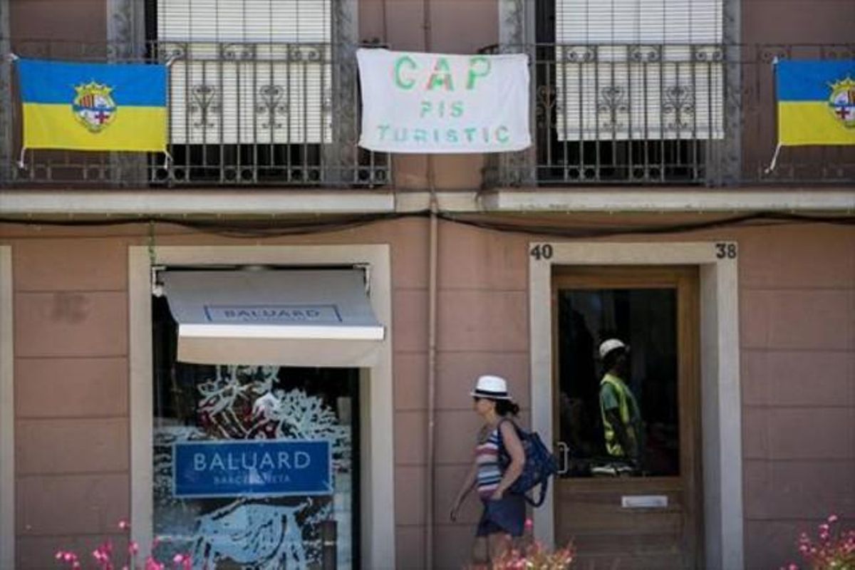 Cartel contra los pisos turísticos en la Barceloneta, uno de los barrios de Barcelona con más apartamentos en alquiler. Cartel contra los pisos turísticos en la Barceloneta, uno de los barrios de Barcelona con más apartamentos en alquiler.