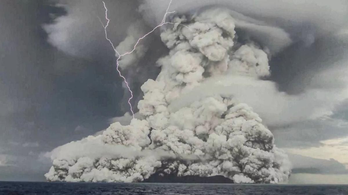 El volcán de Tonga liberó 50 millones de toneladas de vapor que podrían calentar aún más a la Tierra El volcán de Tonga liberó 50 millones de toneladas de vapor que podrían calentar aún más a la Tierra