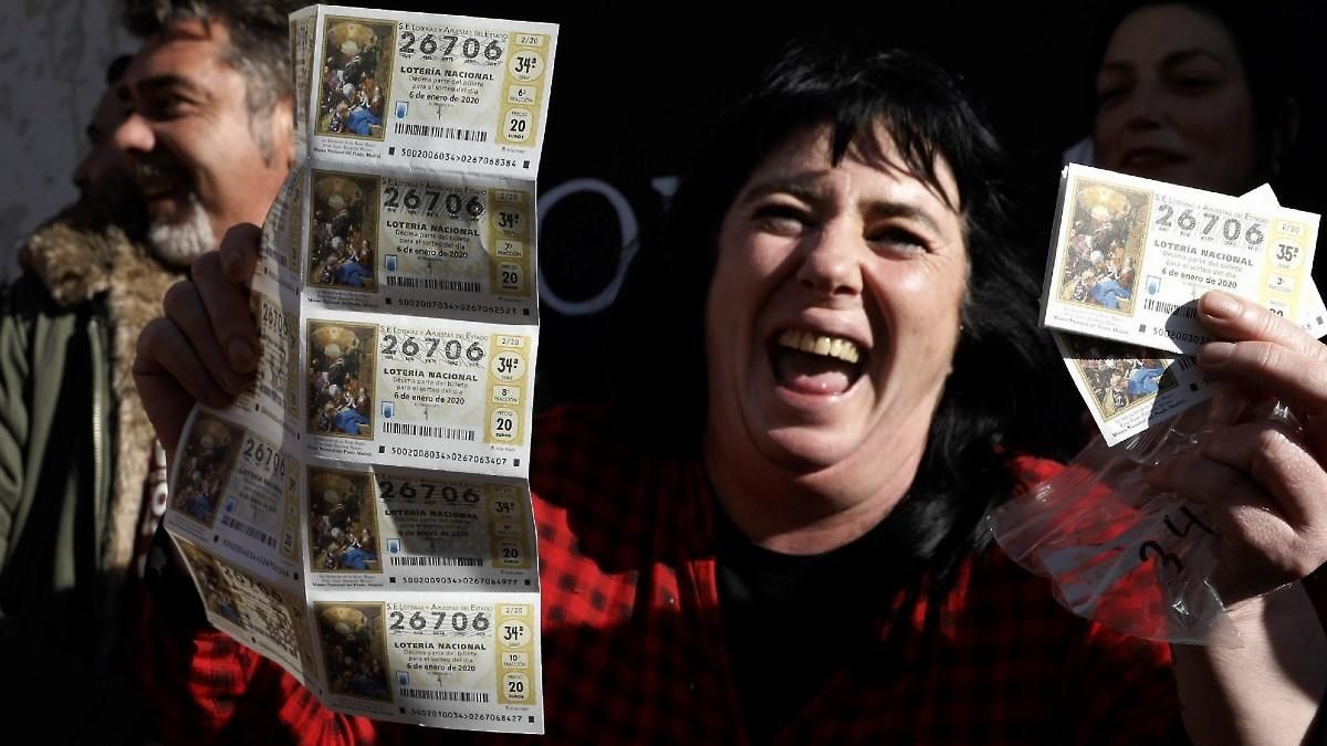 Persona con décimos premiados en el sorteo del Niño. Persona con décimos premiados en el sorteo del Niño.