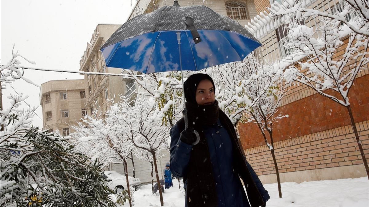 Una mujer iraní pasea por una calle nevada, en Teherán, el 28 de enero. Una mujer iraní pasea por una calle nevada, en Teherán, el 28 de enero.