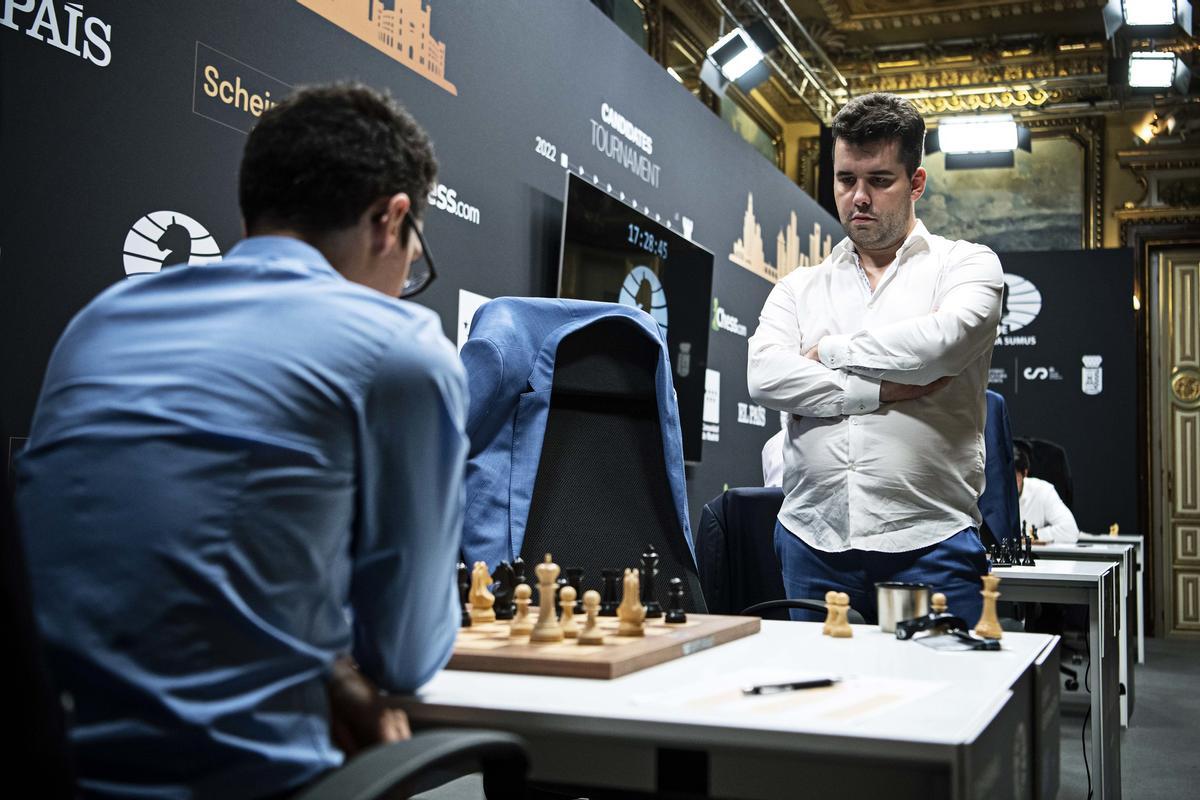 Nepomniachtchi, de pie, durante su partida contra Caruana. 