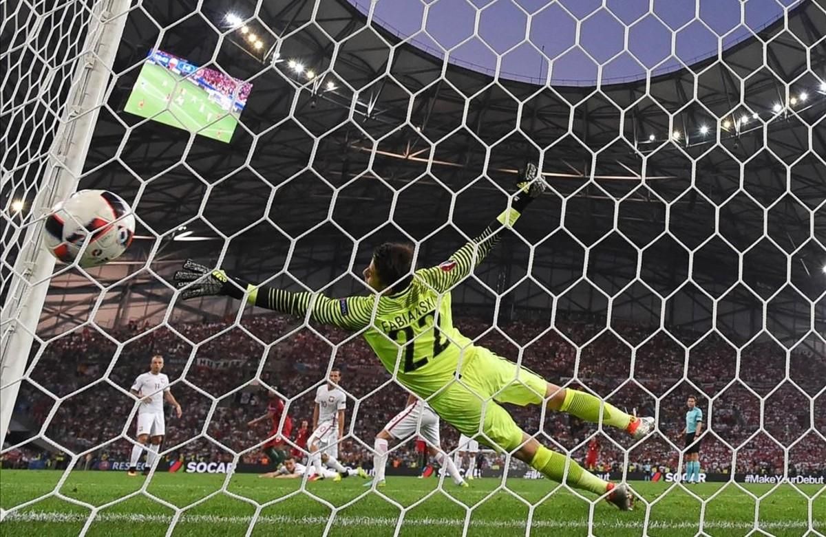 El portero Fabianski no puede parar el disparo de Renato en el gol del empate entre polonia y Portugal. El portero Fabianski no puede parar el disparo de Renato en el gol del empate entre polonia y Portugal.