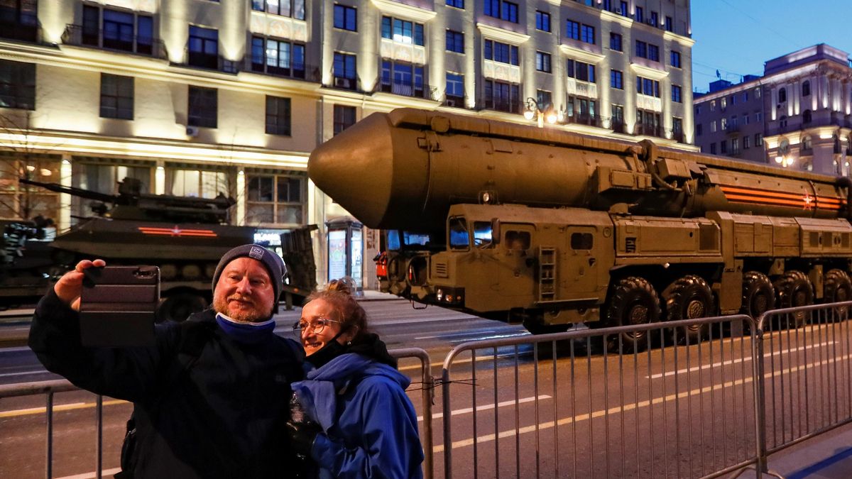 Selfi ante la lanzadera de un misil balístico intercontinental, en el ensayo de un desfile militar en Moscú, el pasado 29 de abril. Selfi ante la lanzadera de un misil balístico intercontinental, en el ensayo de un desfile militar en Moscú, el pasado 29 de abril.
