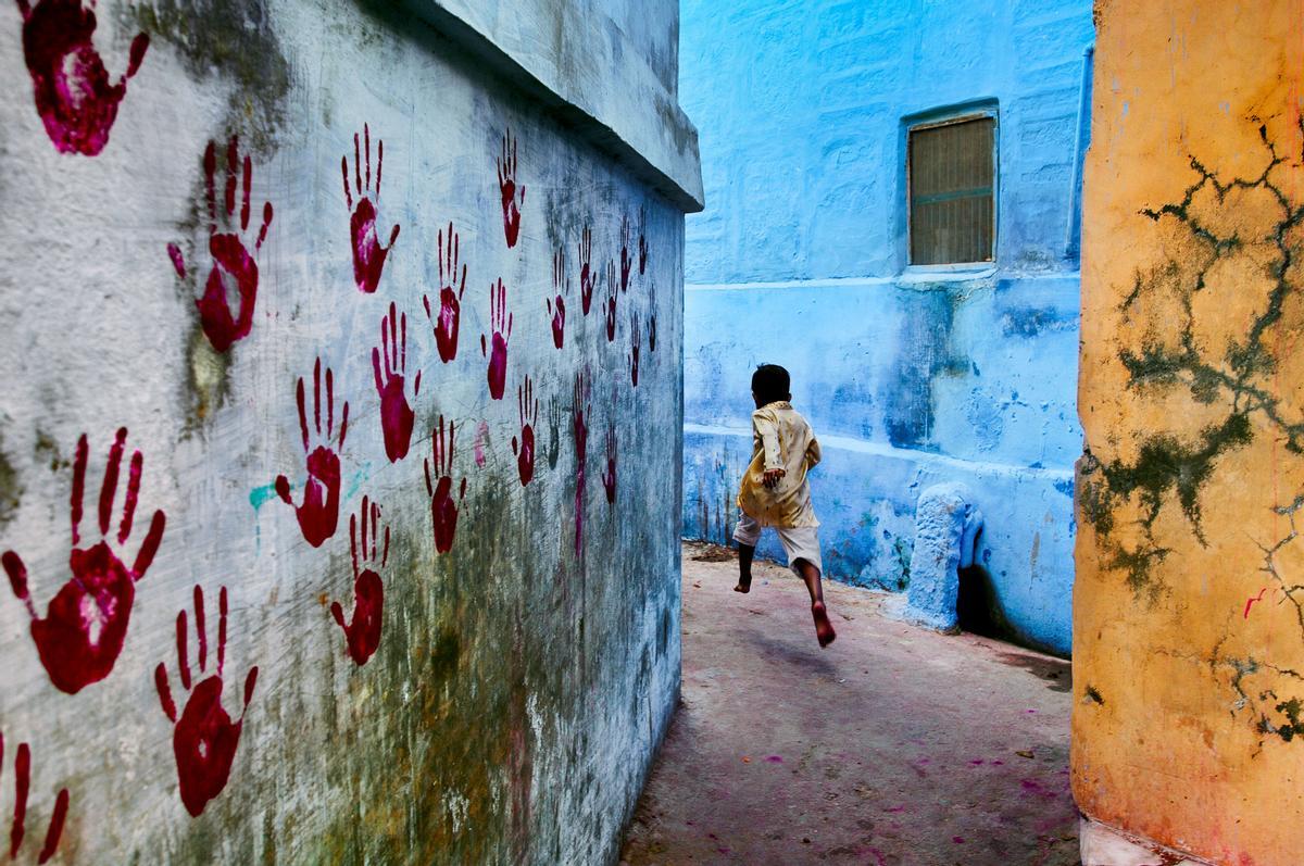 Un niño corretea por las calles de Jodhpur, en la India. 2007.
