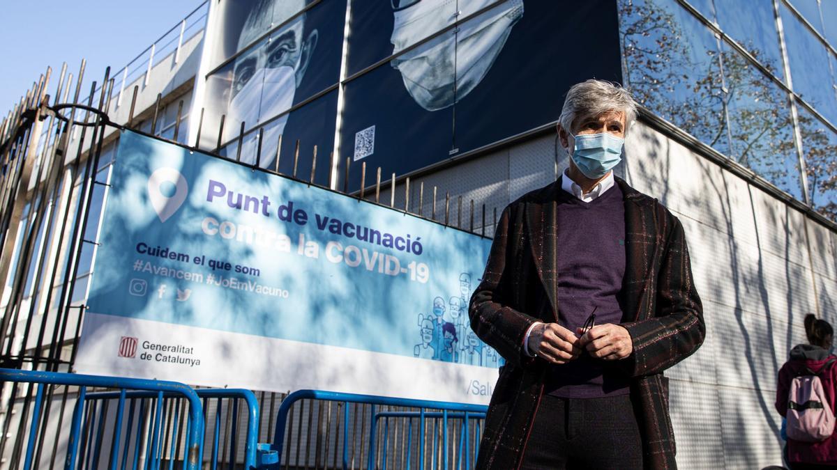 El conseller de Salut, Josep Maria Argimon, junto al vacunódromo de la Fira