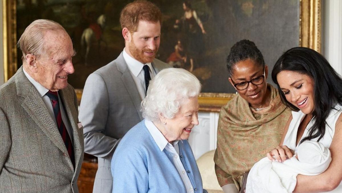 Meghan, con Archie en brazos, junto a su madre, la reina Isabel II, el príncipe Enrique y el fallecido duque de Edimburgo, el 8 de mayo del 2019, en Windsor. Meghan, con Archie en brazos, junto a su madre, la reina Isabel II, el príncipe Enrique y el fallecido duque de Edimburgo, el 8 de mayo del 2019, en Windsor.