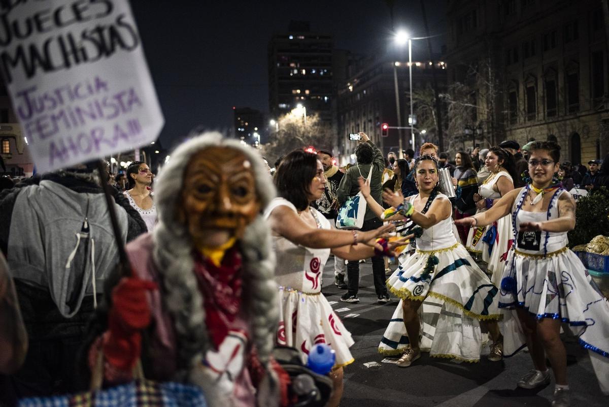 Mujeres de colectivos feministas se manifiestan por el ’sí’ en el referéndum constitucional, en Santiago de Chile