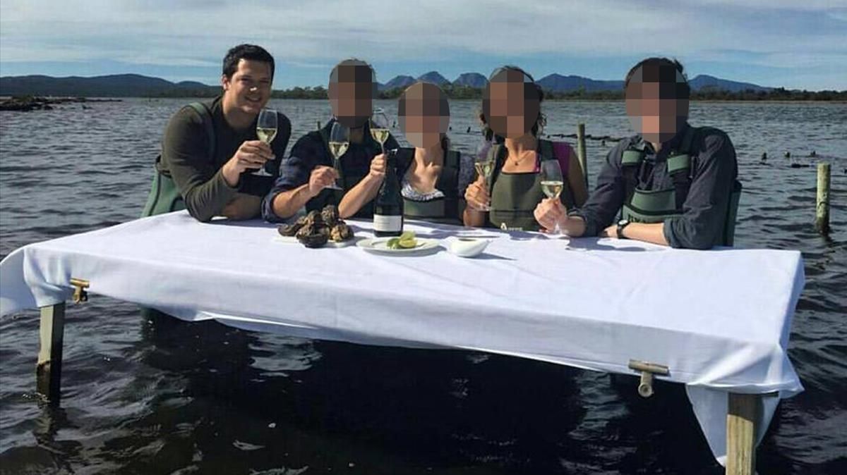 Iban Juvanteny, el falso broker de Girona en una foto con conocidos. Iban Juvanteny, el falso broker de Girona en una foto con conocidos.